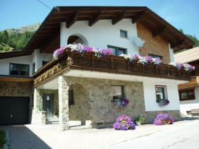 Cozy Apartment in Tyrol with Balcony and Mountain view, Kappl